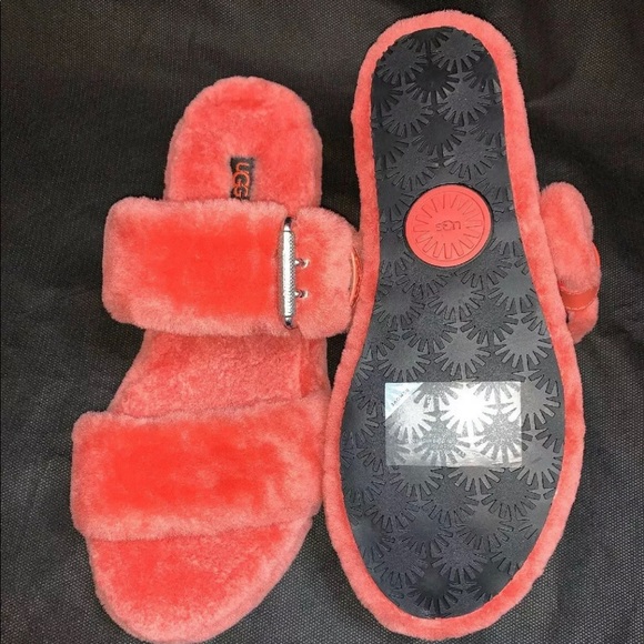 fuzzy uggs sandals